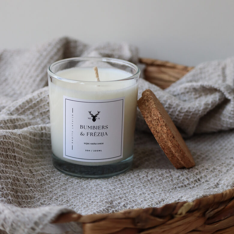 Aromātiska sojas vaska svece Bumbiers un Frēzija